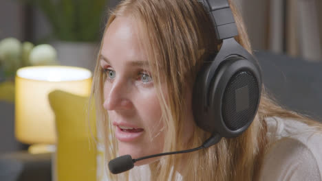Frau-Mit-Headset-Sitzt-Zu-Hause-Auf-Dem-Sofa-Und-Spielt-Online-1