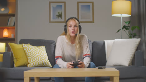 Frau-Mit-Headset-Sitzt-Zu-Hause-Auf-Dem-Sofa-Und-Spielt-Online-5