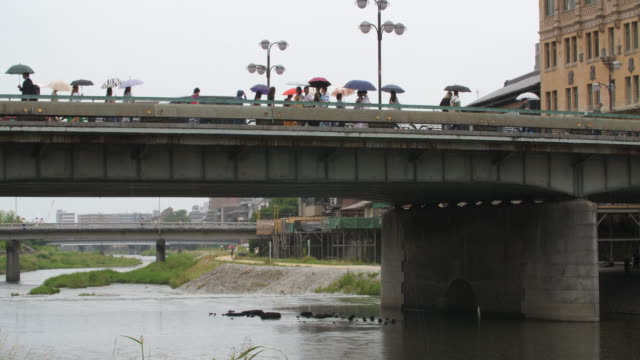 gente-caminando-bajo-la-lluvia-en-Kioto-Japón,-4k