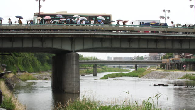 gente-caminando-bajo-la-lluvia-en-Kioto-Japón,-4k