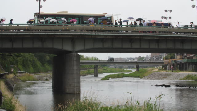Menschen-wandern-in-Regen-in-Kyoto-Japan,-4k
