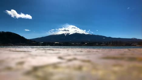 Tiro-de-timelapse:-Posición-baja-y-selectivo-foco-lado-del-lago-con-el-Monte-Fuji,-Japón