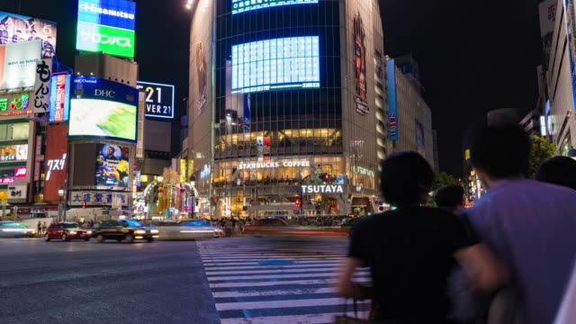 Noche-del-cruce-de-Shibuya-de-Tokio.-Personas-que-cruzan-la-carretera.-Lapso-de-tiempo.