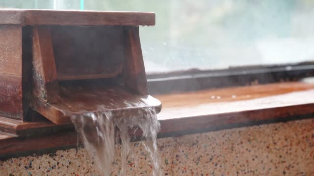 heißes-Quellwasser-aus-Badewanne-kommen