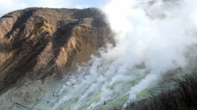 Respiraderos-de-azufre-activo-y-aguas-termales-de-Owakudani-en-zona-volcánica-Hakone-Fuji,-Japón.