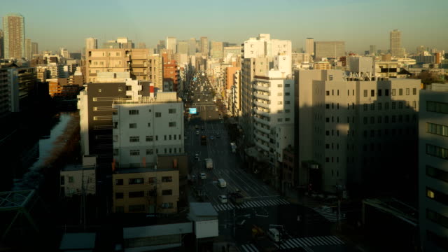 Tokyo,-Japan---Januar-2018:-Sonnenaufgang-in-der-Nähe-von-Tomioka,-Koto-mit-einem-morgen-Verkehr-am-Tokyo-Metropolitan