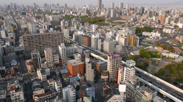 Vista-aérea-de-la-tráfico-de-coches-de-ciudad-Osaca.-Ven-edificios-de-gran-altura-y-la-parte-superior-de-la-carretera.