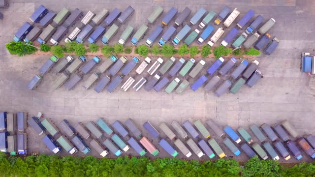 Vista-superior-y-vista-aérea-de-camiones-y-acoplados-en-el-estacionamiento