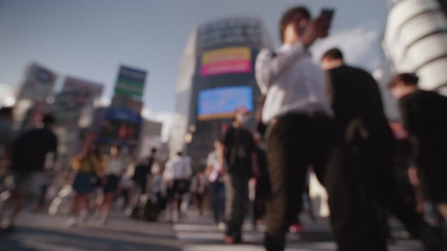 Soft-Fokus---Passanten-an-der-Kreuzung-Scramble-(Sommer-in-Shibuya)