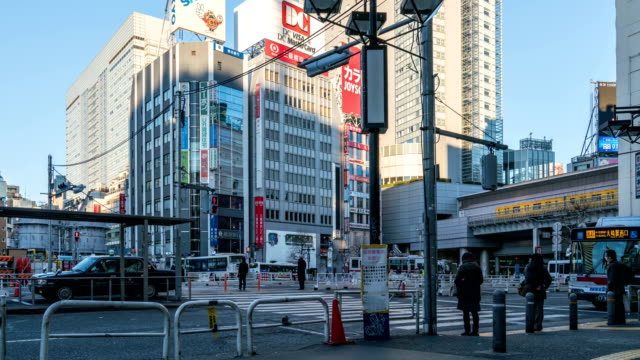 Lapso-de-tiempo-de-4-K:-la-muchedumbre-de-gente-en-Tokio-en-la-mañana