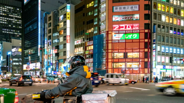 4K-Time-Lapse-Video-der-Menge-Menschen-und-Verkehr-auf-Shinjuku,-Tokyo,-Japan