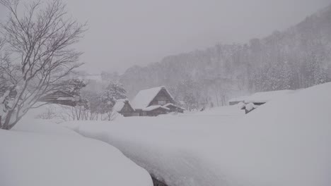 Die-traditionell-reetgedeckten-Häusern-in-Shirakawa-Go-wo-befindet-sich-das-Bergdorf-unter-dem-Schnee-in-der-Nähe-von-Gifu,-Ishikawa-und-Toyama-Präfektur-im-Winter,-Japan