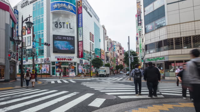 Tokio,-Japón-peatonal-y-comercial-en-el-distrito-de-Ginza.