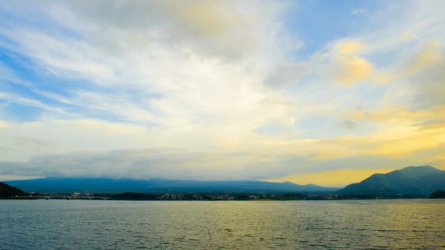 Cielo-nubes-puesta-del-sol-sobre-lago-Kawaguchiko,-Japón.-Timelapse-de-4K