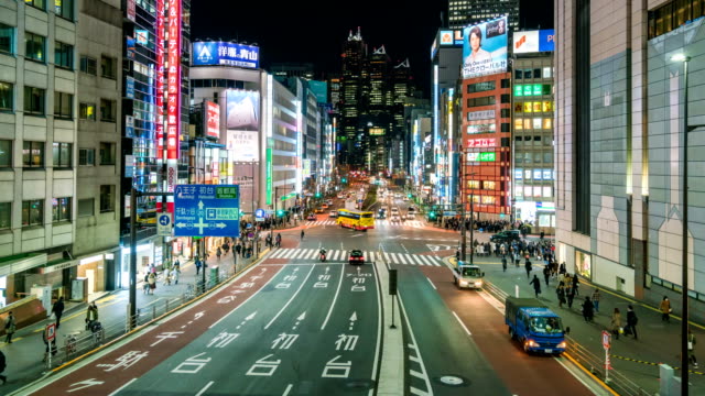 4-K-Zeitraffer:-Fußgänger-Menge-und-Verkehr-in-Shinjuku-ein-berühmter-Ort-in-Tokio-bei-Nacht