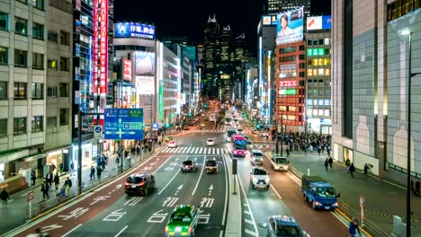 4-K-Zeitraffer:-Fußgänger-Menge-und-Verkehr-in-Shinjuku-ein-berühmter-Ort-in-Tokio-bei-Nacht