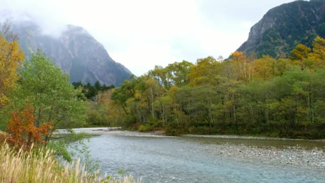 Lake-Taisho-view-point-in-autumn-season,-water-reflection-and-blue-clouds-sky-in-morning-time-in-Kamikochi-national-park,-Japan.