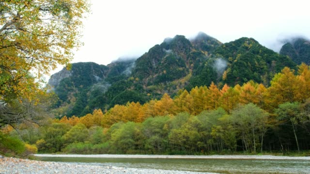 Vista-Lago-Taisho-punto-en-temporada-de-otoño,-reflejo-de-agua-y-nubes-azul-cielo-en-el-tiempo-de-mañana-en-el-Parque-Nacional-de-Kamikochi,-Japón.