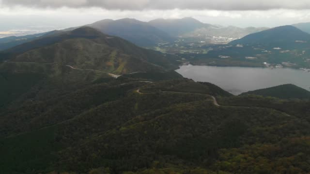 Vista-aérea-del-lago-Ashi-y-sinuosa-carretera,-Hakone,-Japón