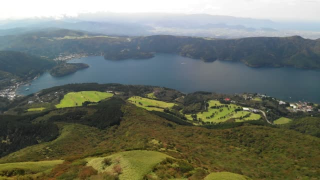 Vista-aérea-del-lago-Ashi-del-Monte-Komagatake,-Hakone,-Japón