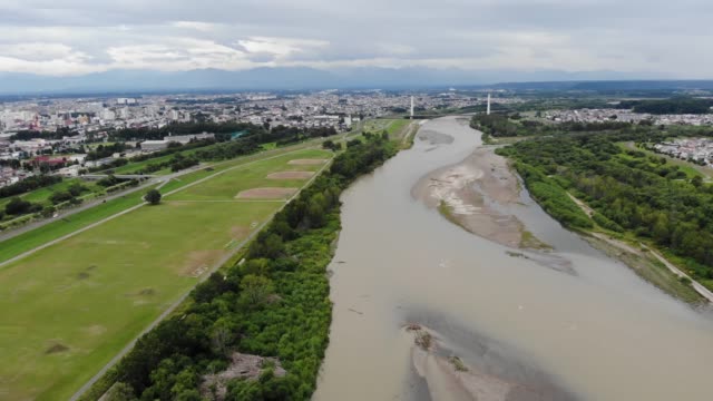 Vista-aérea-del-río-y-ciudad,-Obihiro,-Hokkaido,-Japón