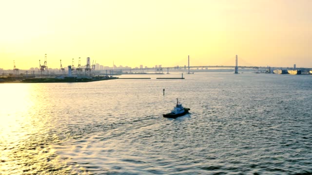 Breite-Schuss-von-beschäftigt-Yokohama-Japan-Brücke,-Führer-Boot,-Hafen-Leuchtturm