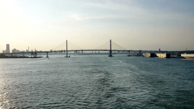 wide-shot-of-the-busy-Japan-yokohama-bridge,-guide-boat,-port-area