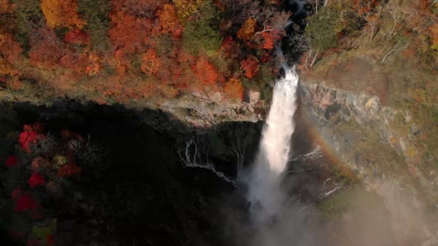 Luftaufnahme-der-Kegon-Wasserfall-und-im-Herbst-Laub,-Nikko,-Tochigi,-Japan
