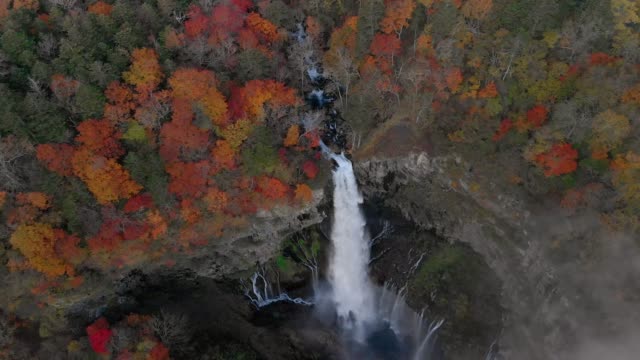 Vista-aérea-de-Kegon-cascada-y-otoño-follaje,-Nikko,-Tochigi,-Japón