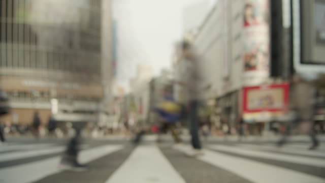 Zeitraffer---Menschen-zu-Fuß-in-die-verschlüsselte-Kreuzung-in-Shibuya