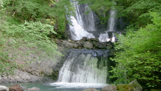 Cascada-de-Komorebi-en-verano,-Kiso,-Nagano,-Japón