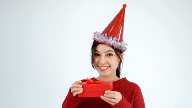 Frau-offen-Weihnachts-Geschenk-Box-auf-einem-weißen-Hintergrund