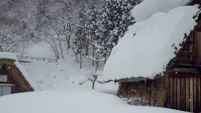 Las-casas-tradicionalmente-paja-en-Shirakawa-go-donde-está-la-aldea-de-la-montaña-entre-la-nieve-cerca-de-la-Prefectura-de-Gifu,-Ishikawa-y-Toyama-en-el-invierno,-Japón