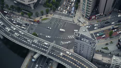 Tiro-arriba-de-la-intersección-de-tráfico-en-Japón.