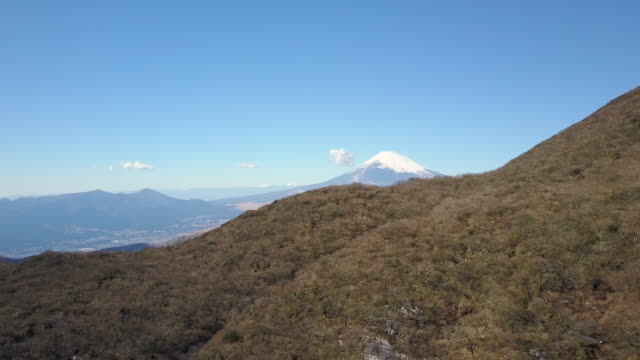 Mt.-Fuji-Reveal-hinter-einem-anderen-Berg