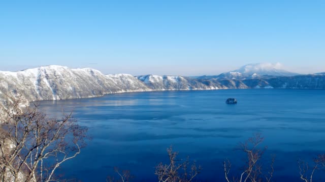 Lago-Mashu,-en-el-Parque-Nacional-Akan,-Hokkaido,-Japón