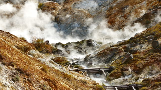 Video-cámara-lenta-cerca-de-humo-en-aguas-termales-Goshougake-Onsen-en-otoño-temporada-Prefectura-de-Akita-Japón.