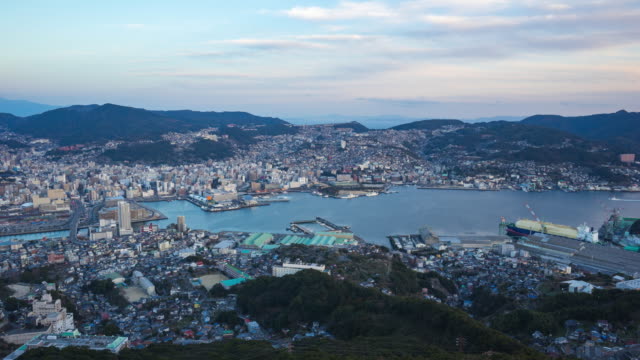 Nagasaki-Stadt-Skyline-von-Tag-zu-Nacht-Zeitraffer-in-Japan.