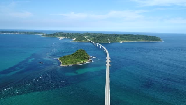 Landschaft-der-Tsunoshima-Brücke-in-Japan