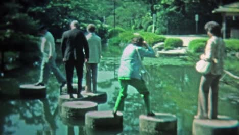 1972:-Personas-a-los-escalones-EN-EL-zen-de-estilo-japonés-y-estanque.