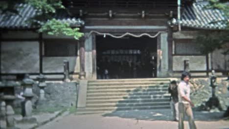 MIKIMOTO,-JAPÓN-1973:-Hombre-extracciones-amigo-de-cameraman-japonés-antiguas-ruinas.
