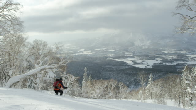 Skifahrer-mit-Blick-auf-das-Tal
