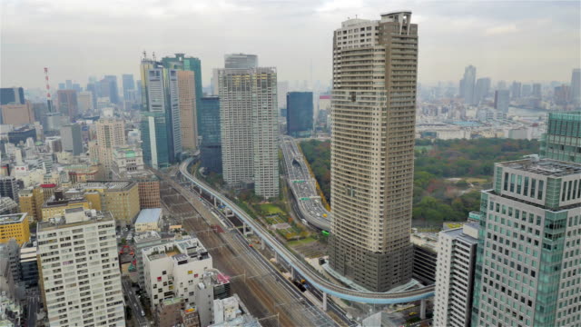 Zeitraffer-über-Tokyo-Stadt-an-einem-wolkigen-Tag