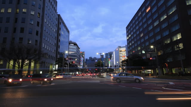 Lapso-de-tiempo-de-Calle-de-la-ciudad-de-Fukuoka,-Japón,-vista-nocturna