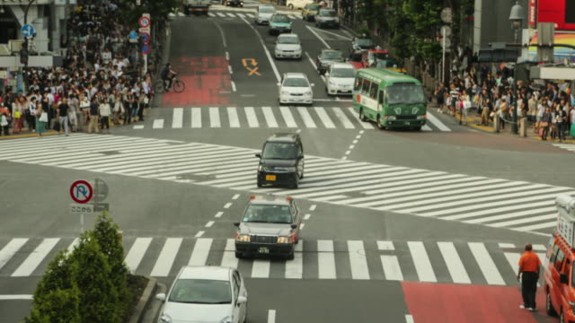 Tokio,-Japan.-Tagsüber-Timelapse-von-Menschen-zu-Fuß-im-Shibuya-Kreuzung-in-die-Nacht
