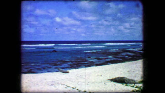 1944:-blauer-Himmel-Strand-weißen-Sand-majestätischen-Blick-Paradies-unberührte-Schönheit.