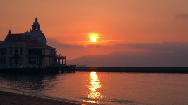 Silhouette-Sunset-Momochi-Seaside-Park