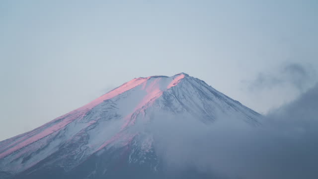 Timelapse-Vista-de-primer-plano-del-Monte-Fuji,-Japón---entrando-en-la-niebla-turbia