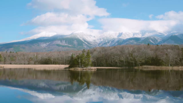 Cinco-lagos-de-Shiretoko,-Shiretoko-Goko,-en-el-Parque-Nacional-de-Shiretoko,-Hokkaido,-Japón,-filmada-en-4K