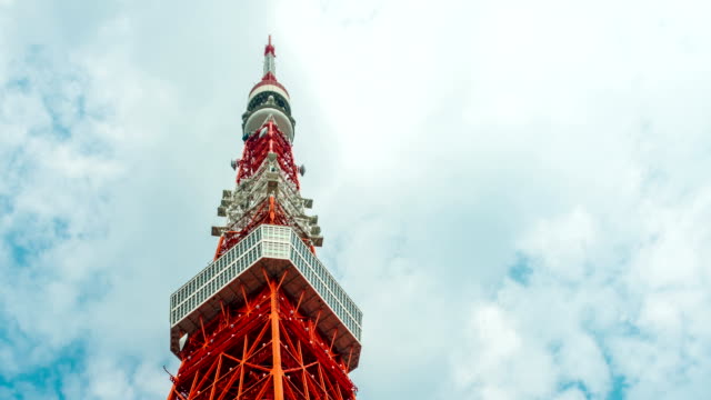 Zeitraffer-des-Tokioter-Turms-in-blauem-Himmel